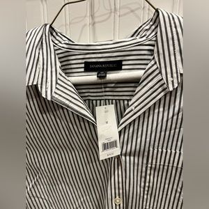 Banana Republic Boyfriend Shirt size Medium. Never worn